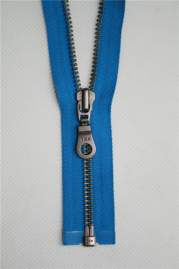 YKK5號金屬灰瀝牙單開尾右插拉鏈，DA8MSL自動鎖拉頭，電鍍H3色